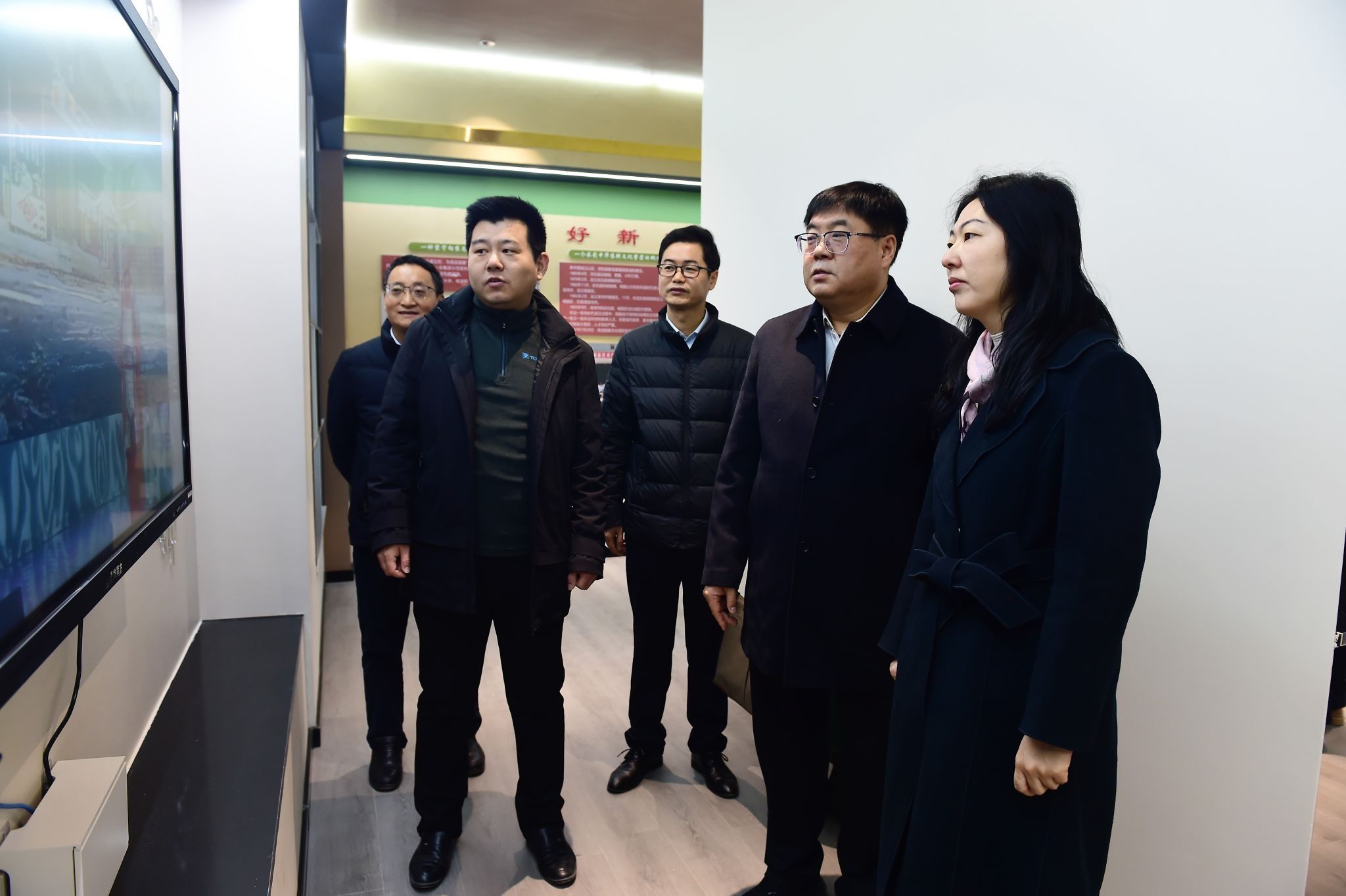 省妇联副主席王琳琳一行参观学院数智思政研学中心